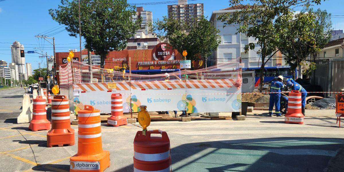 Coletor de esgoto na Avenida Bernardino de Campos, no Campo Grande, está passando por recuperação