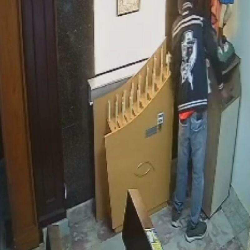De acordo com o boletim de ocorrência, o invasor danificou o sensor de presença do alarme do cofre e um totem de atendimento