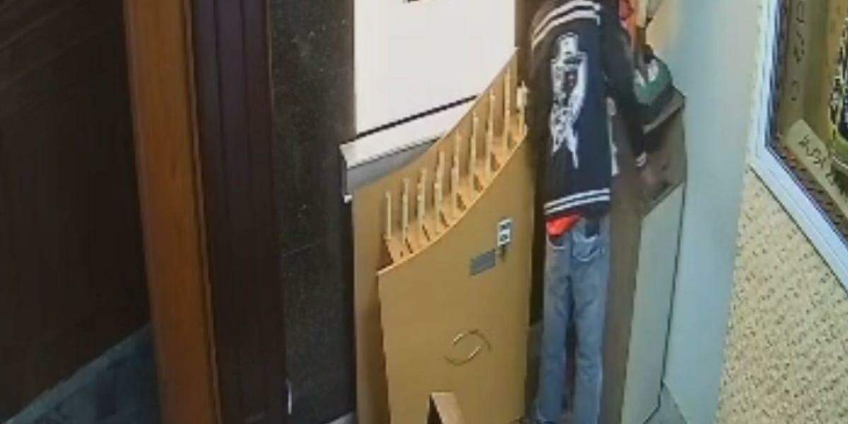 De acordo com o boletim de ocorrência, o invasor danificou o sensor de presença do alarme do cofre e um totem de atendimento