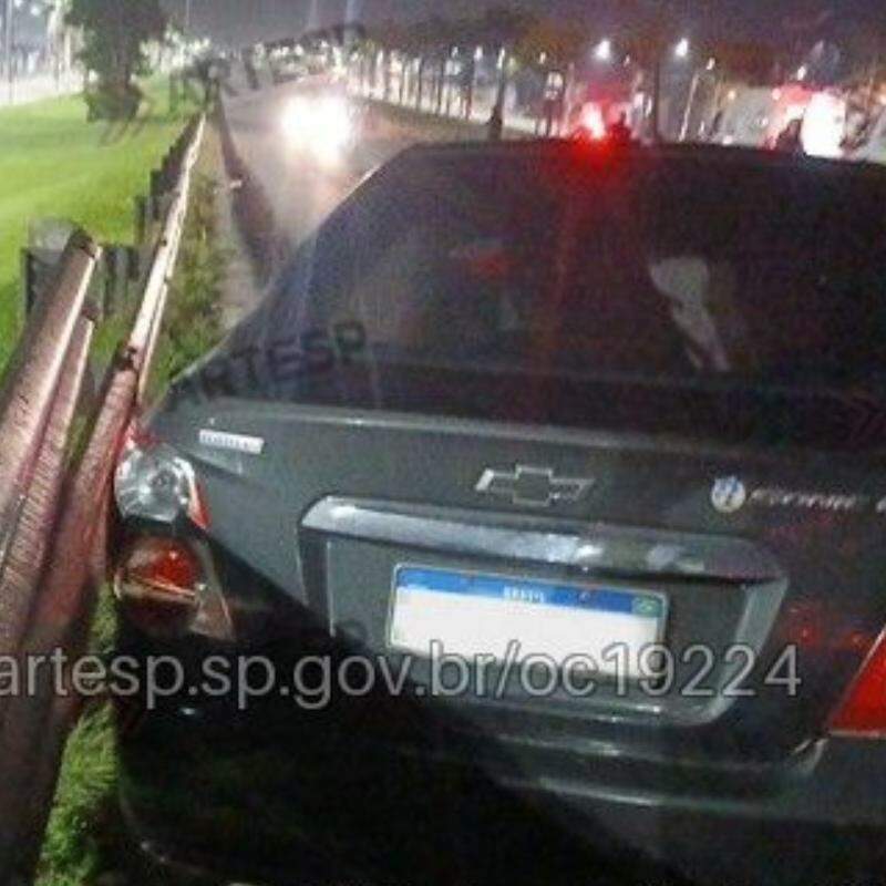Colisão frontal com um carro aconteceu na Via Expressa Sul, em Praia Grande