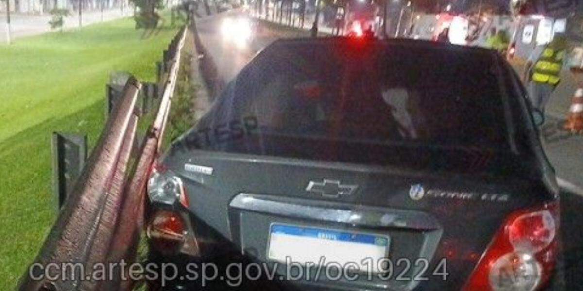 Colisão frontal com um carro aconteceu na Via Expressa Sul, em Praia Grande