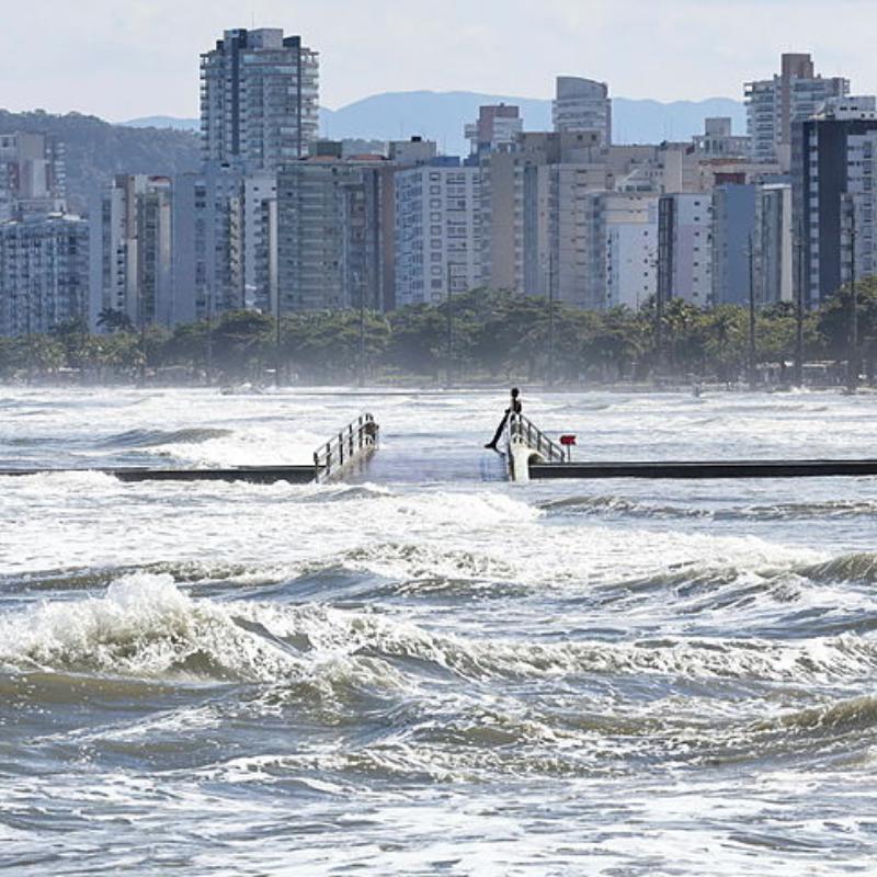 Ondas ultrapassaram três metros de altura na orla da praia de Santos
