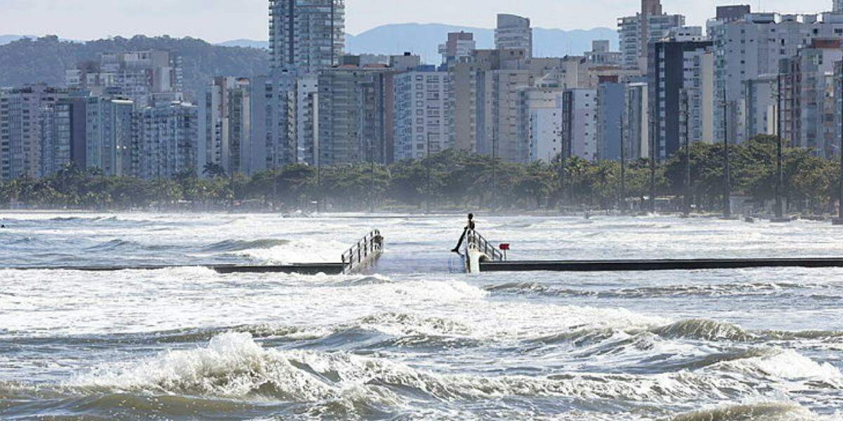 Ondas ultrapassaram três metros de altura na orla da praia de Santos