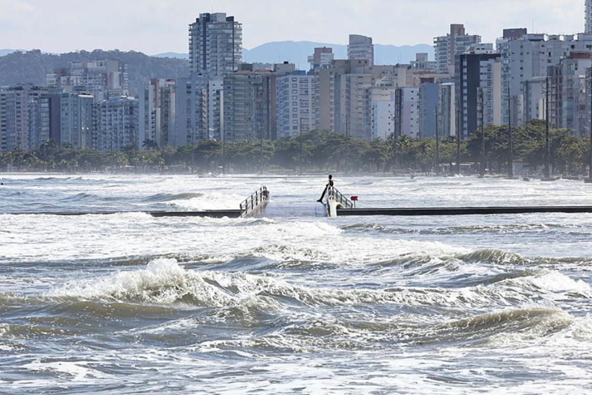 Ondas ultrapassaram três metros de altura na orla da praia de Santos