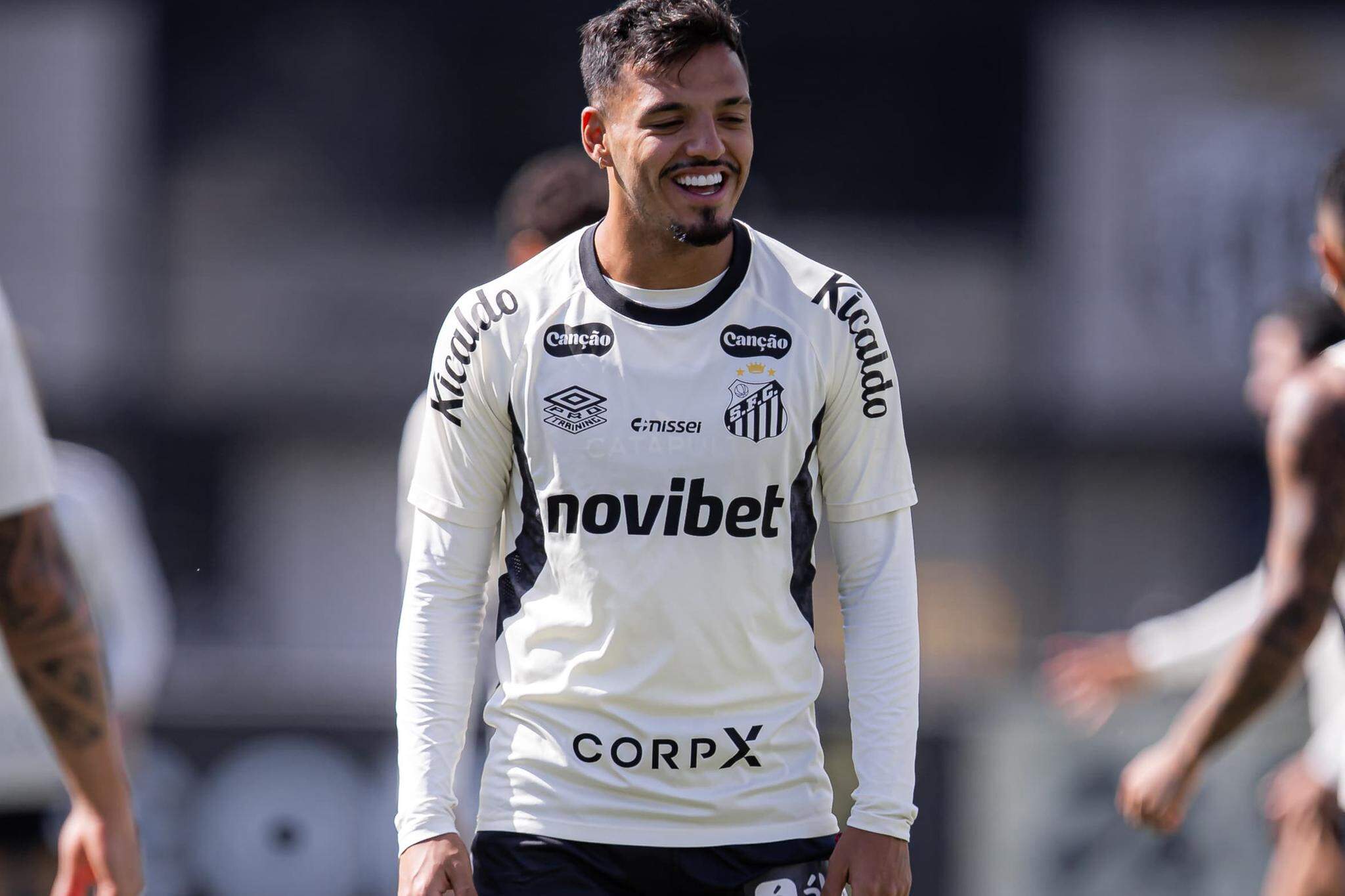 Recuperado de lesão muscular, o volante Gabriel Menino está fora do time desde o final de março