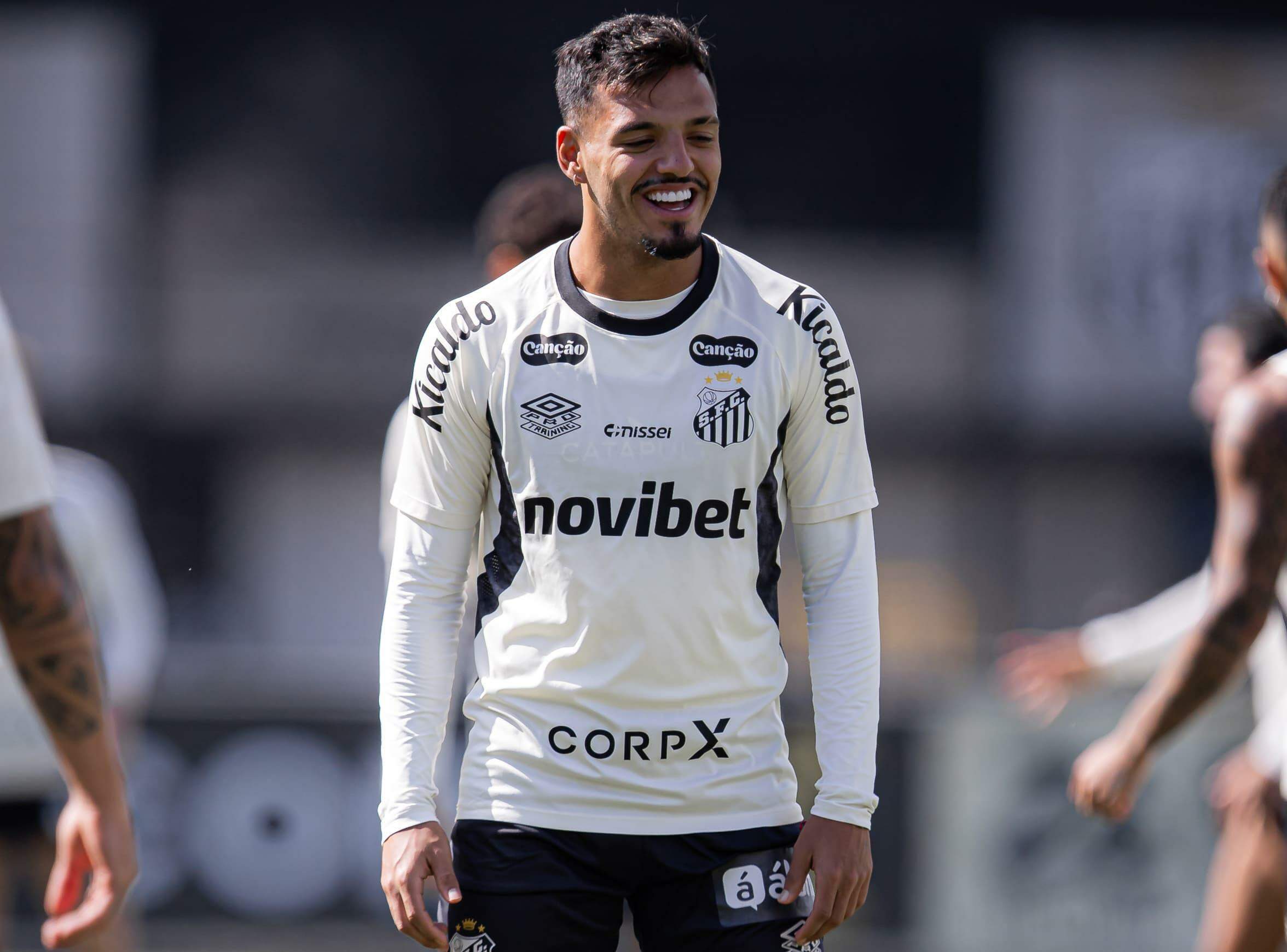 Menino foi um dos melhores em campo no jogo diante da Universidad Central