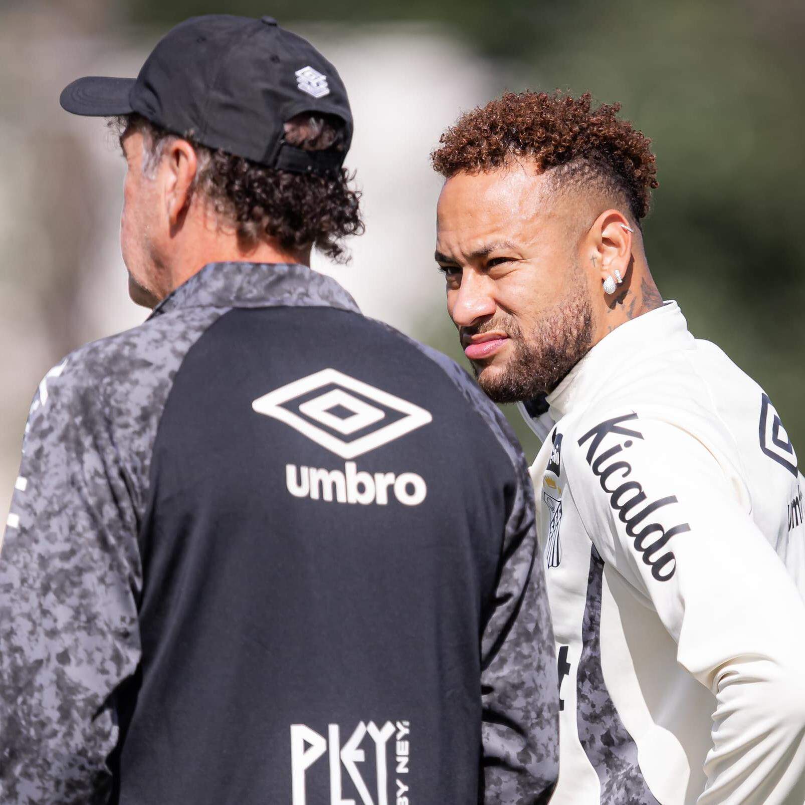 Cuca e Neymar durante o último treino do Santos, antes da decisão desta quarta, em Curitiba