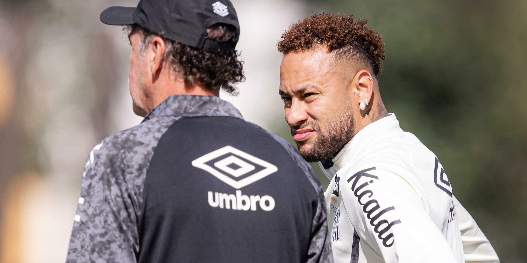 Cuca e Neymar durante o último treino do Santos, antes da decisão desta quarta, em Curitiba
