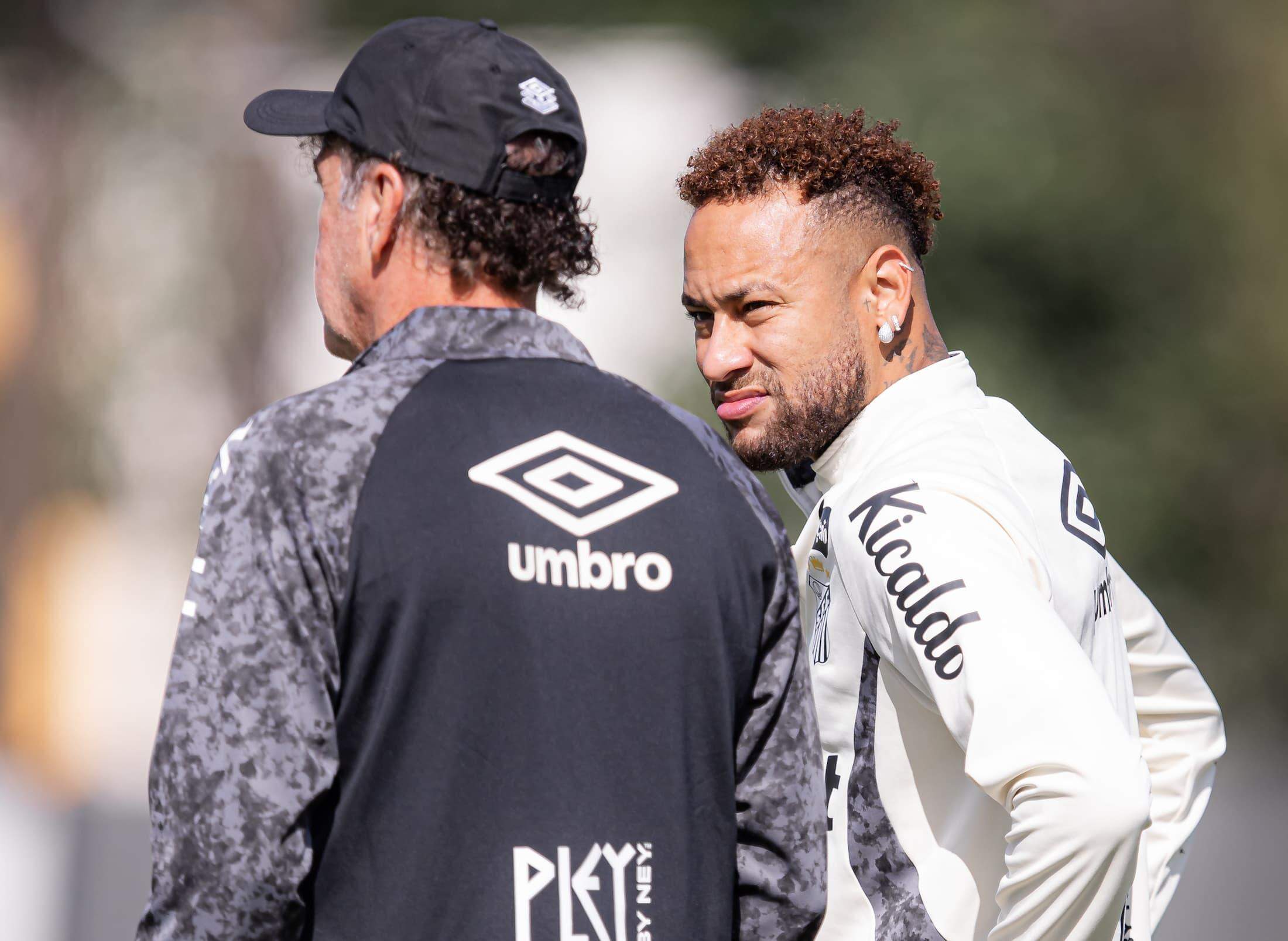 Cuca e Neymar durante o último treino do Santos, antes da decisão desta quarta, em Curitiba