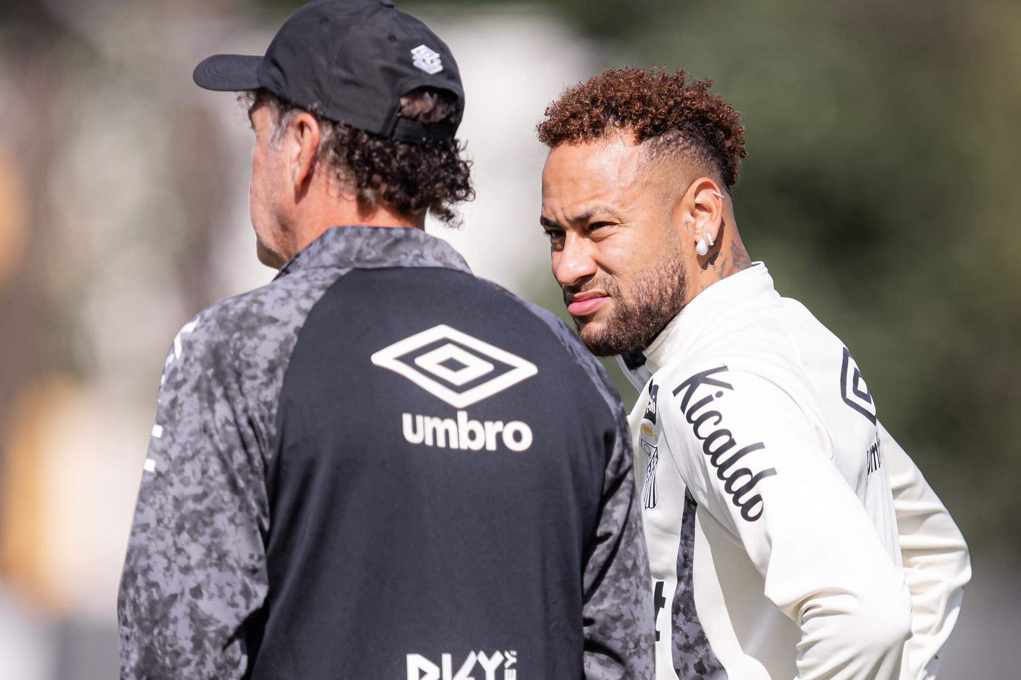 Cuca e Neymar durante o último treino do Santos, antes da decisão desta quarta, em Curitiba