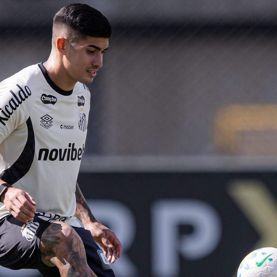 Destaque no jogo contra o RB Bragantino, Adonis Frías deve ser mantido na zaga do Peixe
