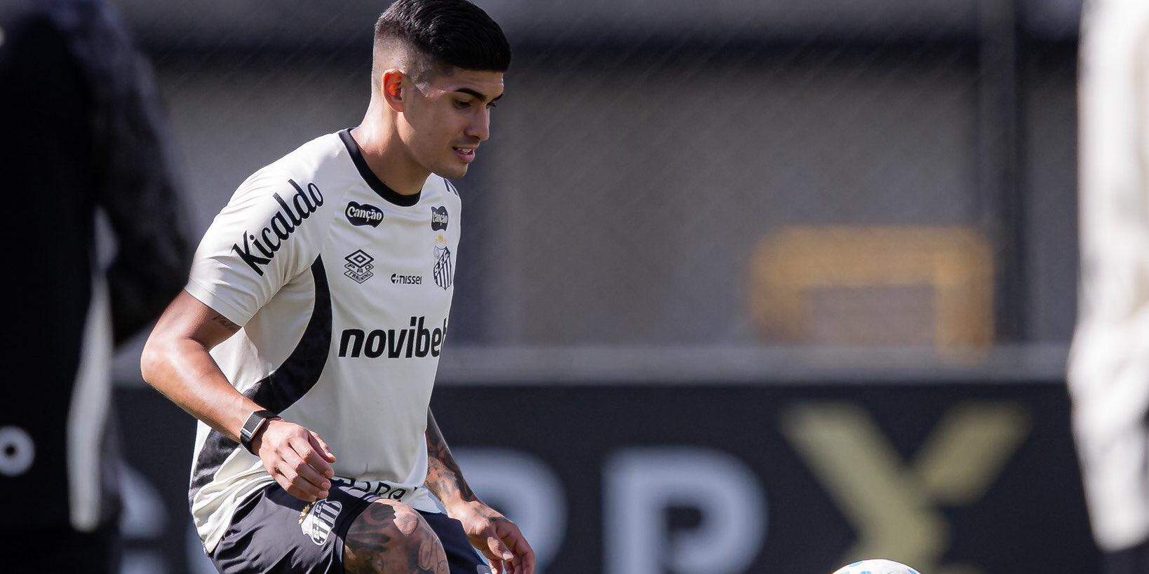 Destaque no jogo contra o RB Bragantino, Adonis Frías deve ser mantido na zaga do Peixe