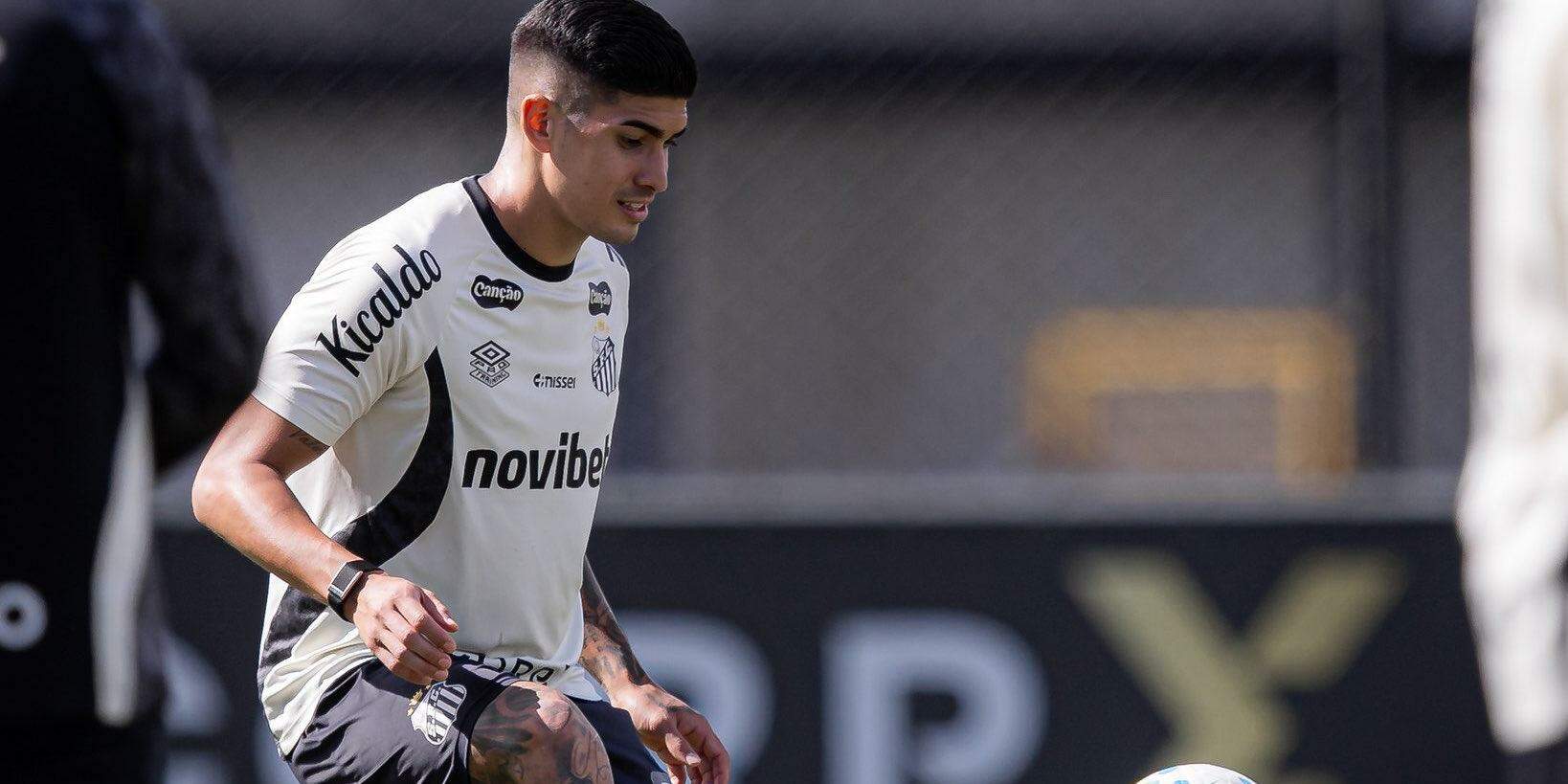 Destaque no jogo contra o RB Bragantino, Adonis Frías deve ser mantido na zaga do Peixe