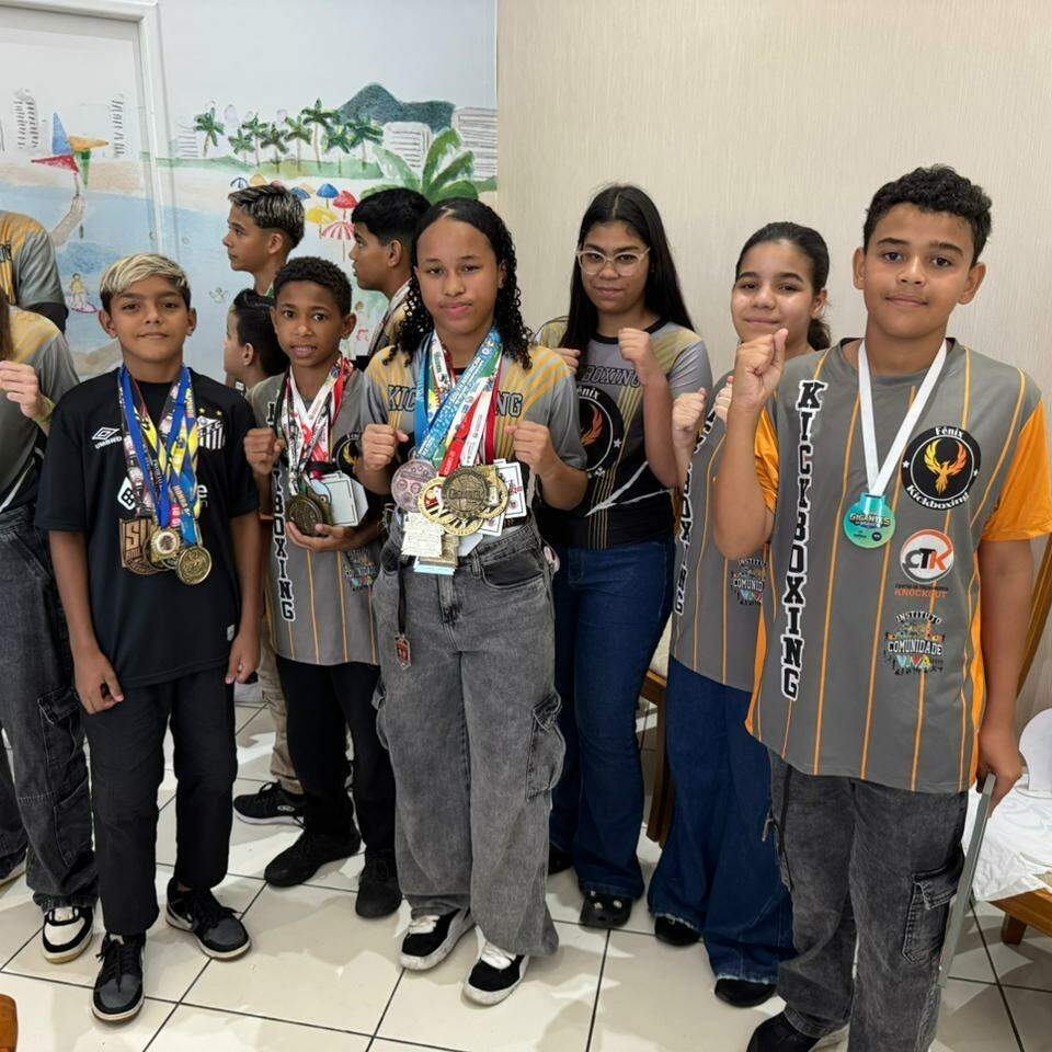 Os competidores são moradores da comunidade do Caranguejo e integram o projeto Fênix Kickboxing