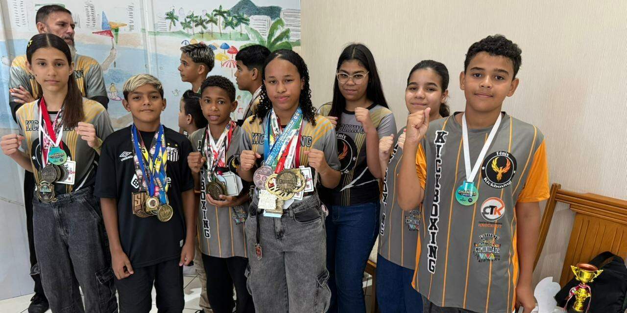 Os competidores são moradores da comunidade do Caranguejo e integram o projeto Fênix Kickboxing