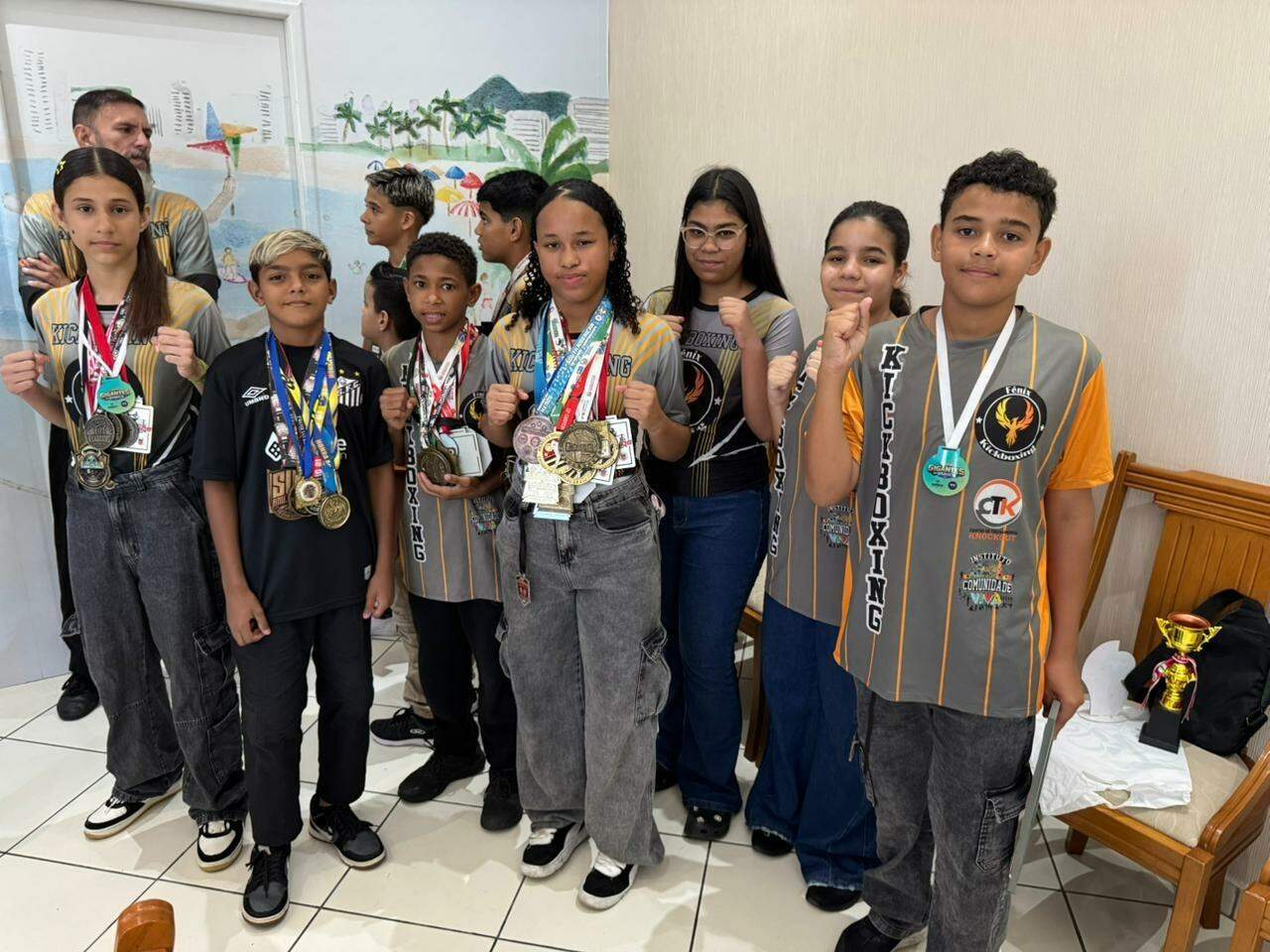 Os competidores são moradores da comunidade do Caranguejo e integram o projeto Fênix Kickboxing