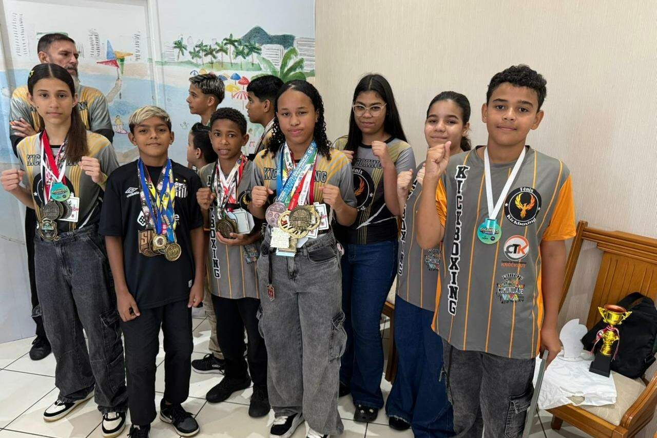 Os competidores são moradores da comunidade do Caranguejo e integram o projeto Fênix Kickboxing