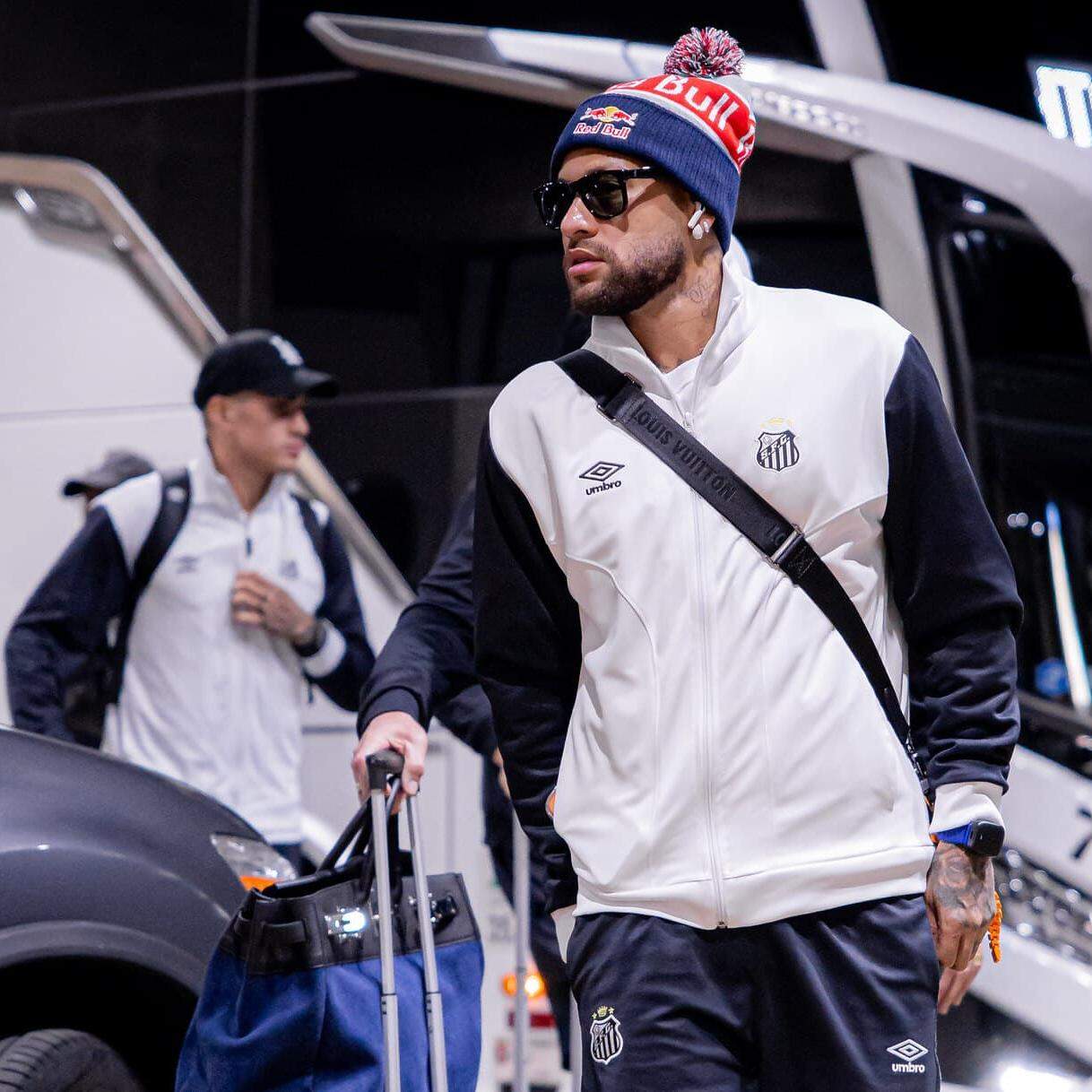 Neymar na chegada da delegação do Santos em Curitiba, para o jogo decisivo da Copa do Brasil
