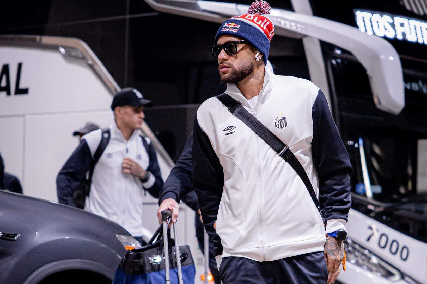 Neymar na chegada da delegação do Santos em Curitiba, para o jogo decisivo da Copa do Brasil