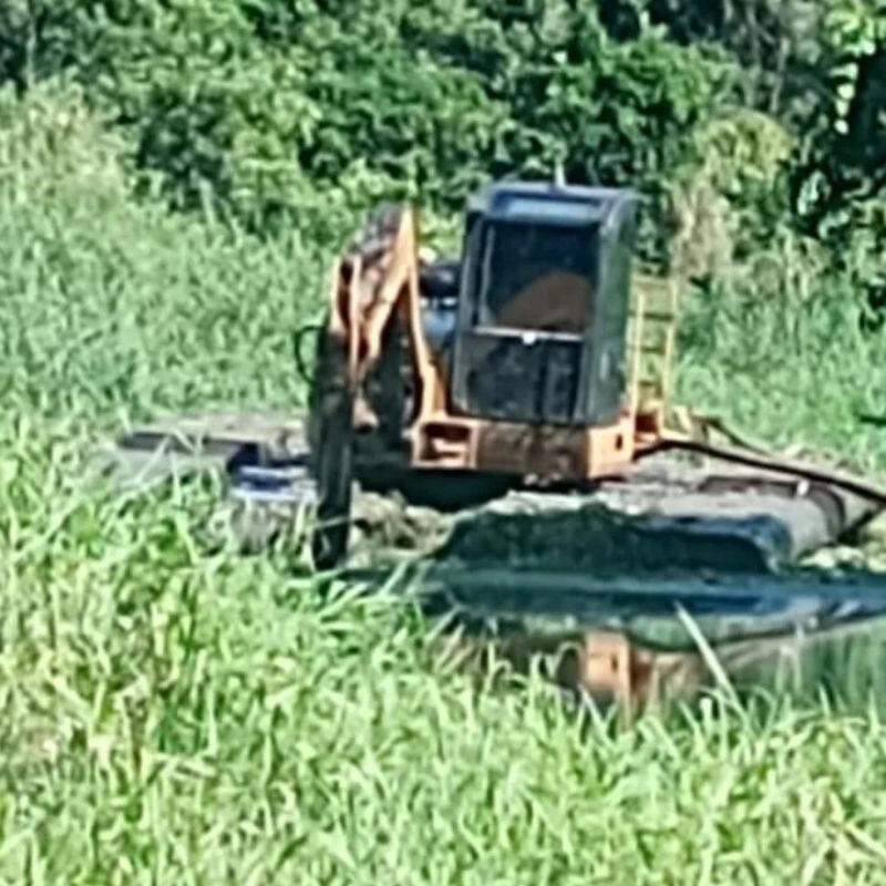 Máquina anfíbia trabalhava em limpeza de rio localizado no final da Avenida Francisco Fernandes Pires quando o corpo foi encontrado