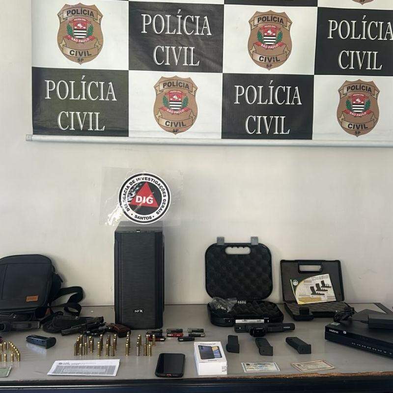Um 'arsenal' foi encontrada na casa e no sindicato ligados a André. Todo material foi apreendido