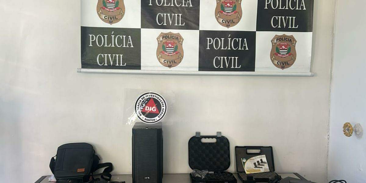 Um 'arsenal' foi encontrada na casa e no sindicato ligados a André. Todo material foi apreendido