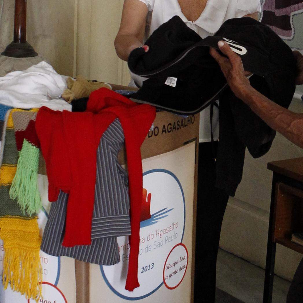 Aceitam-se roupas, sempre em bom estado, para adultos e crianças