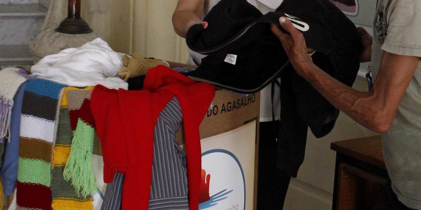Aceitam-se roupas, sempre em bom estado, para adultos e crianças