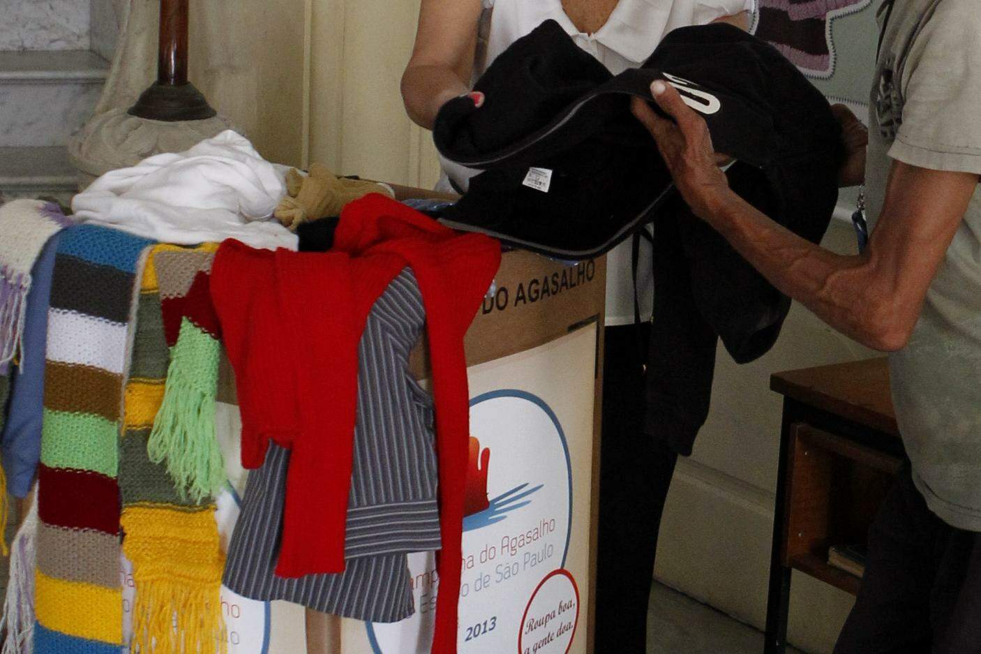 Aceitam-se roupas, sempre em bom estado, para adultos e crianças