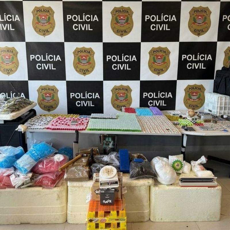 Drogas, dinheiro, celulares e materiais utilizados no tráfico foram apreendidos com o investigado