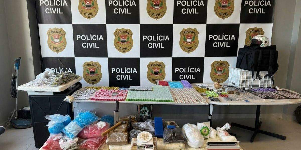 Drogas, dinheiro, celulares e materiais utilizados no tráfico foram apreendidos com o investigado