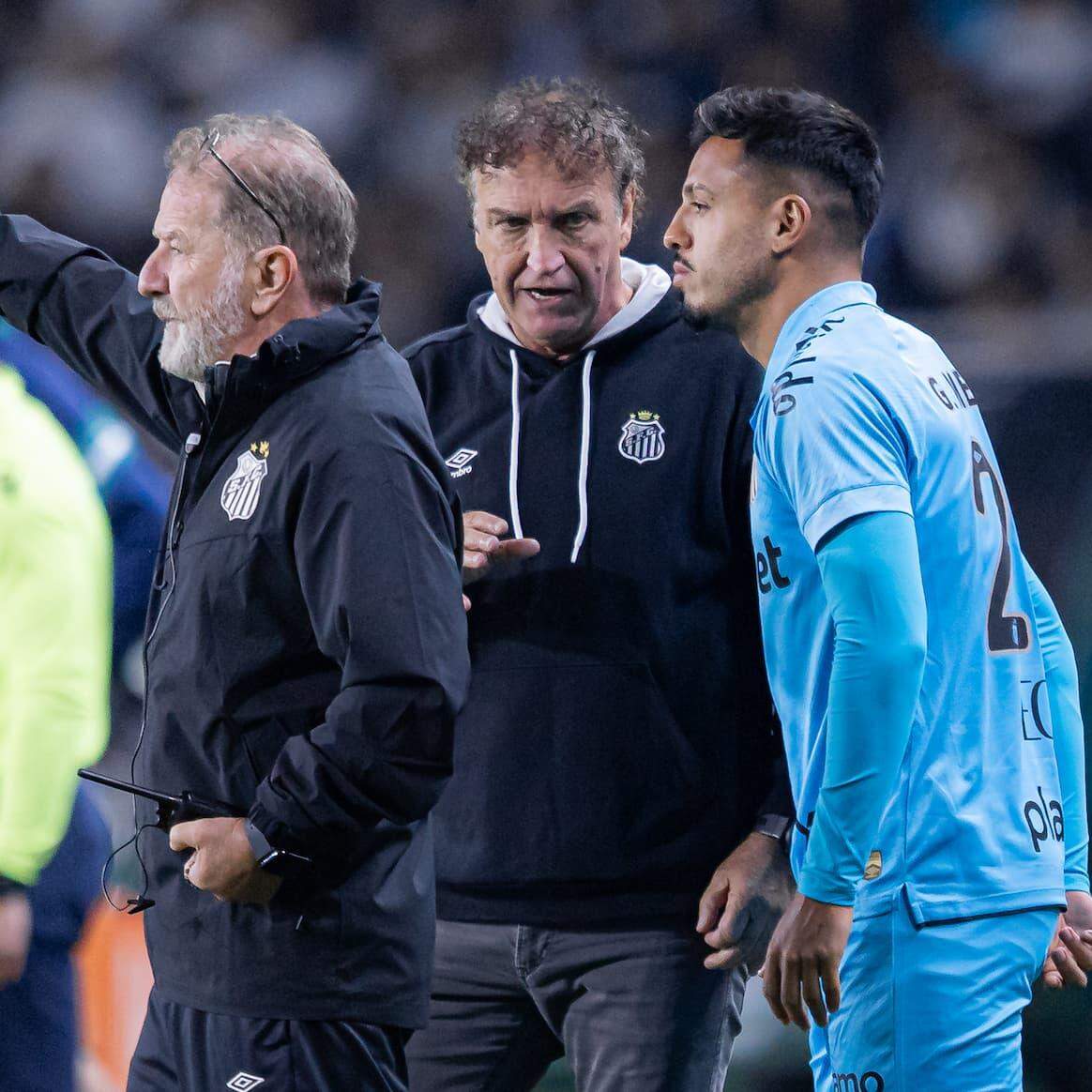 Gabriel Menino ouve instruções de Cuca antes de entrar no jogo, em que saiu de campo lesionado