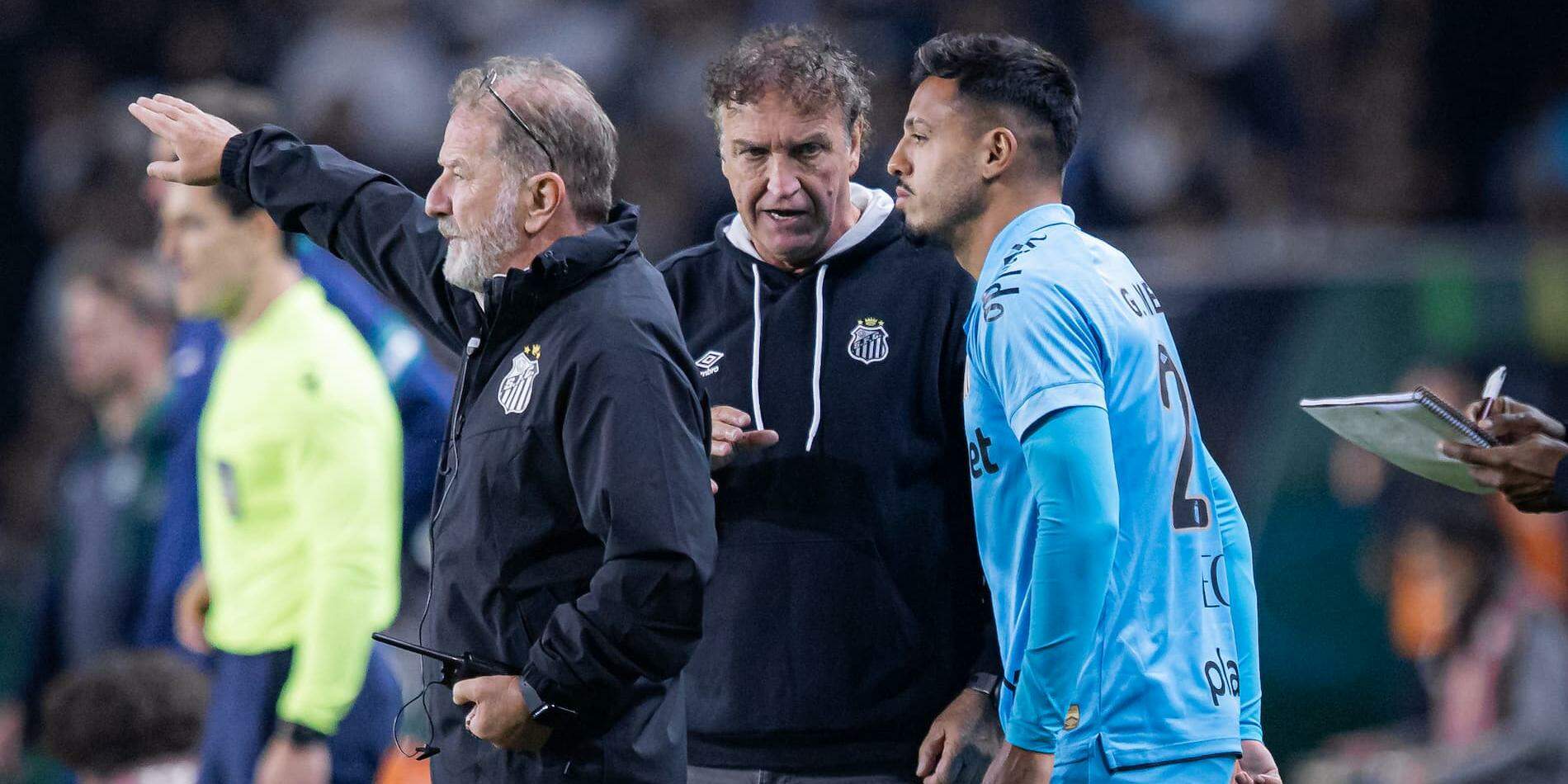 Gabriel Menino ouve instruções de Cuca antes de entrar no jogo, em que saiu de campo lesionado