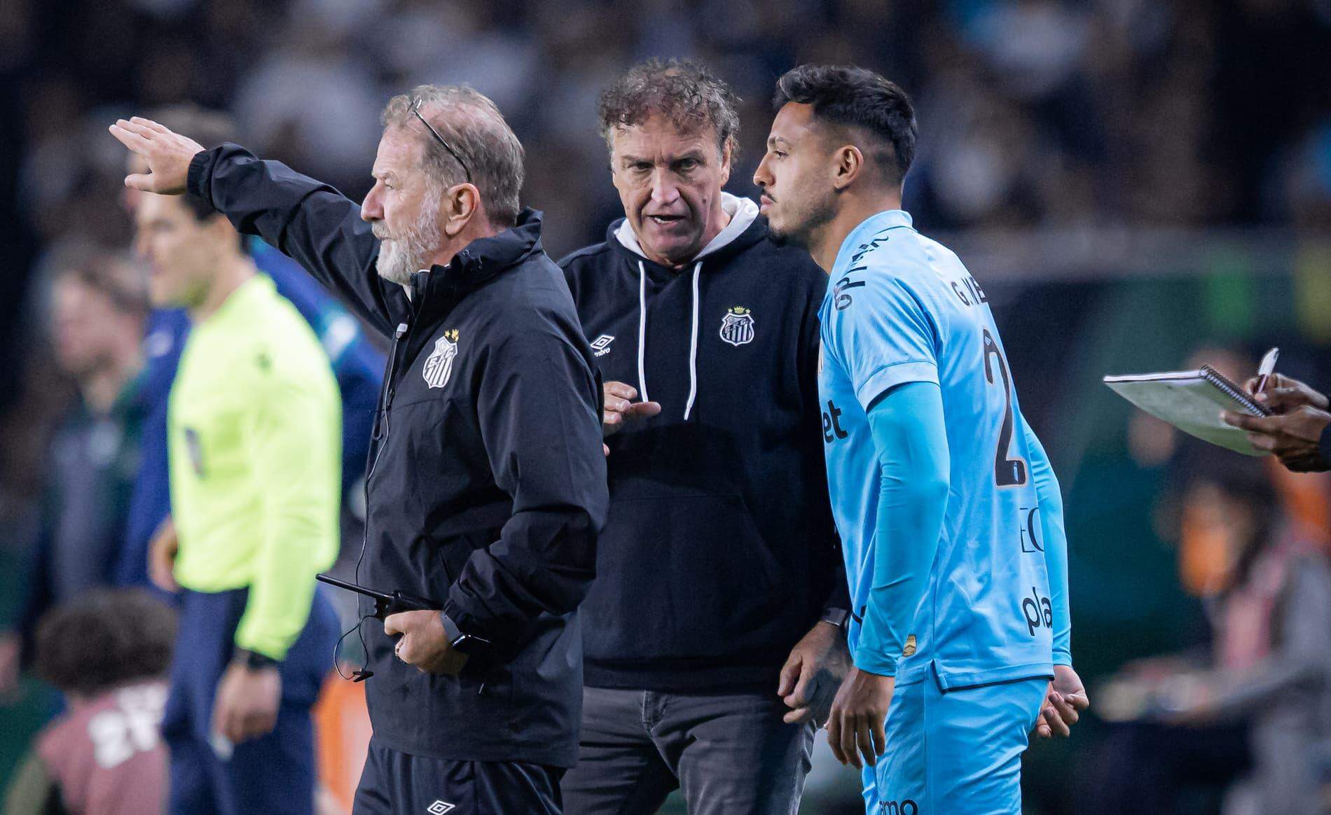 Gabriel Menino ouve instruções de Cuca antes de entrar no jogo, em que saiu de campo lesionado