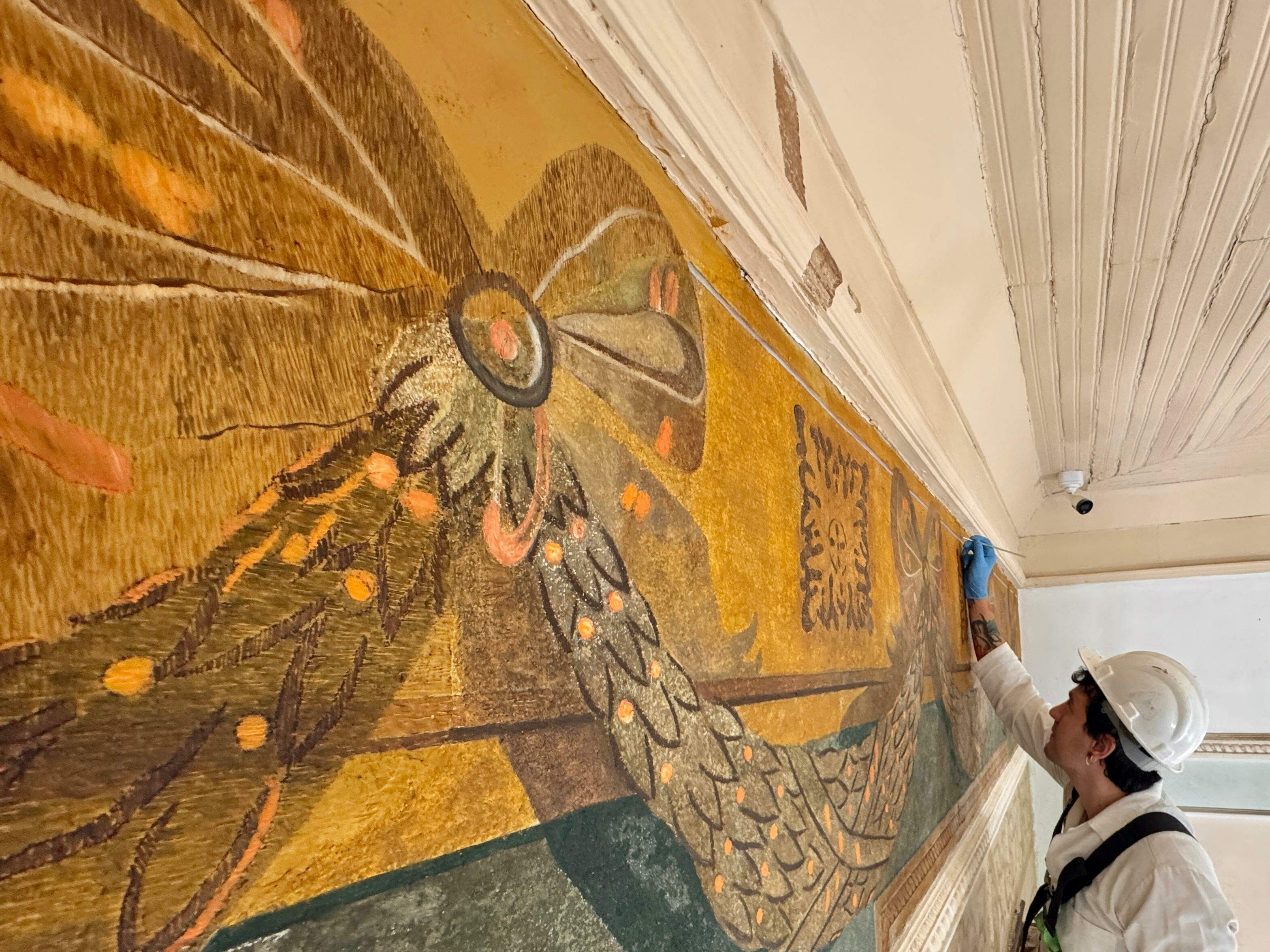 Restauração revelou pinturas originais dos séculos 19 e 20 escondidas sob sete ou mais camadas de tinta