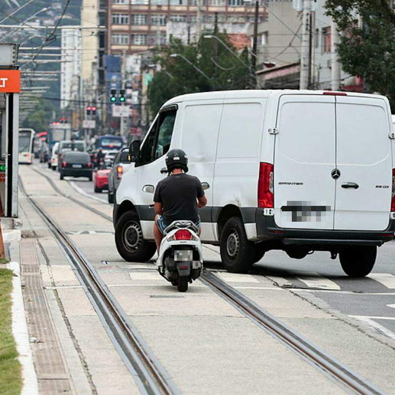 Há motociclistas e motoristas que usam via férrea da Rua João Pessoa para escapar do trânsito lento