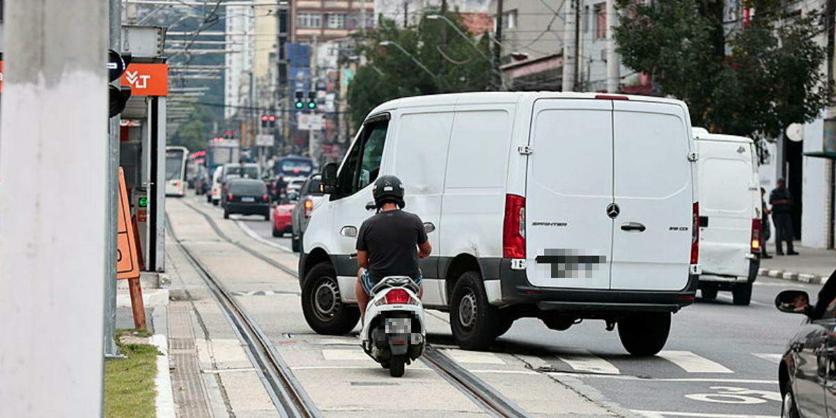 Há motociclistas e motoristas que usam via férrea da Rua João Pessoa para escapar do trânsito lento
