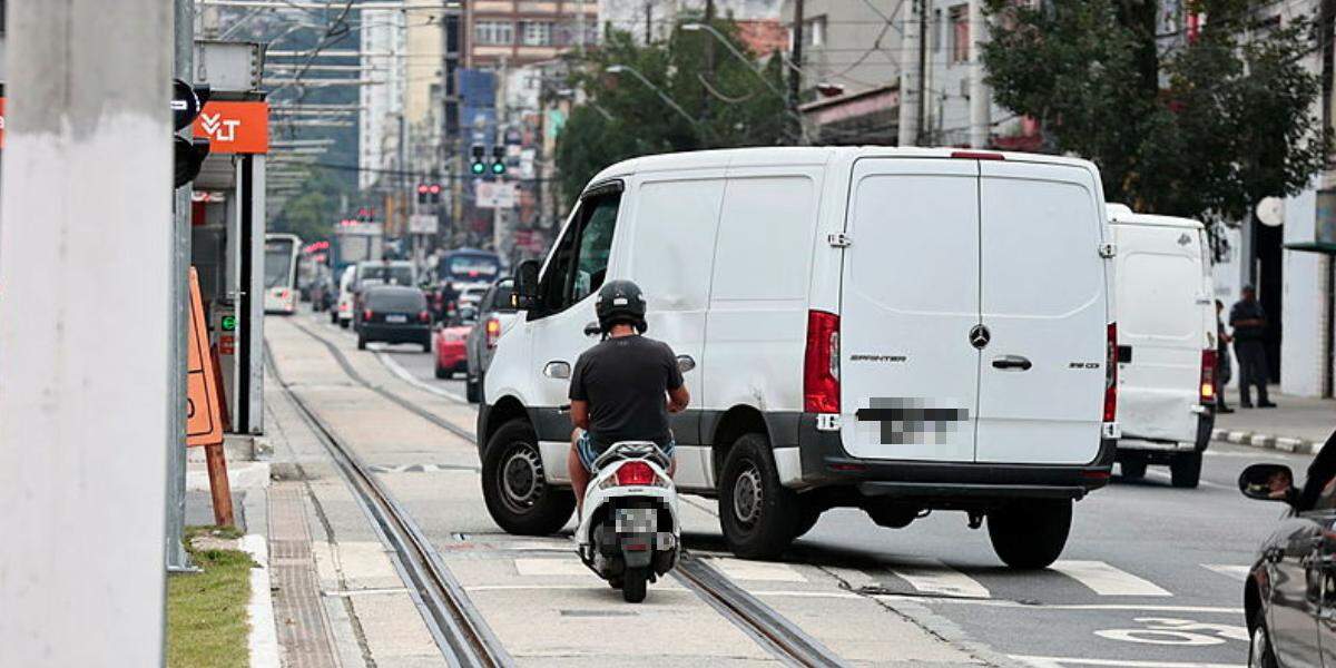 Há motociclistas e motoristas que usam via férrea da Rua João Pessoa para escapar do trânsito lento
