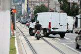 Há motociclistas e motoristas que usam via férrea da Rua João Pessoa para escapar do trânsito lento