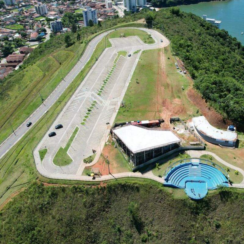 A proposta é criar um complexo turístico completo ao redor da roda-gigante no Morro do Camaroeiro, pensado para manter o visitante por mais tempo em Caraguatatuba