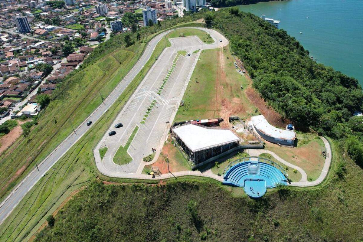 A proposta é criar um complexo turístico completo ao redor da roda-gigante no Morro do Camaroeiro, pensado para manter o visitante por mais tempo em Caraguatatuba