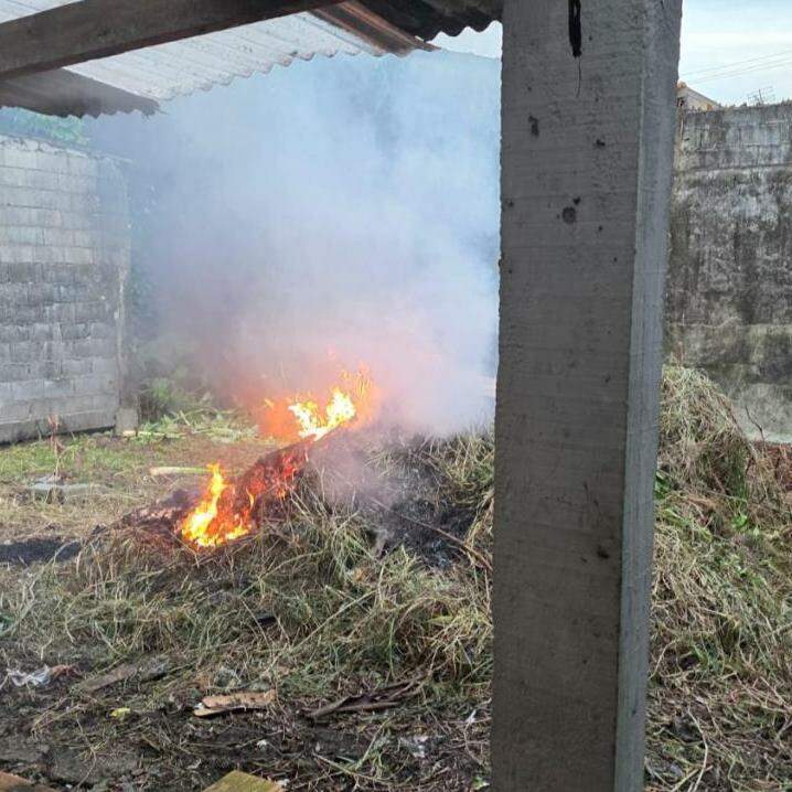 As equipes conseguiram controlar o incêndio antes que o fogo atingisse a estrutura da residência onde estava a idosa em Mongaguá