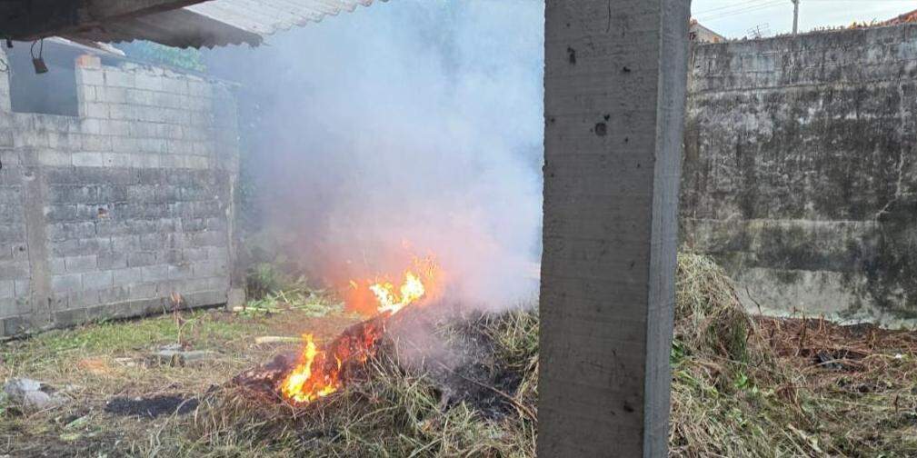 As equipes conseguiram controlar o incêndio antes que o fogo atingisse a estrutura da residência onde estava a idosa em Mongaguá