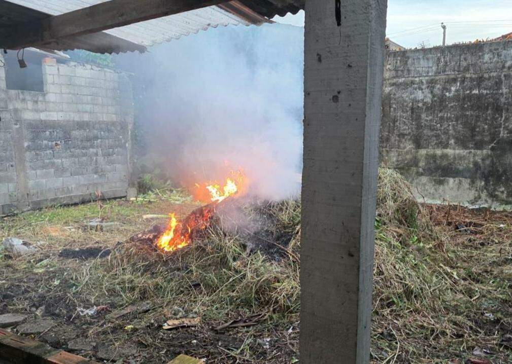 As equipes conseguiram controlar o incêndio antes que o fogo atingisse a estrutura da residência onde estava a idosa em Mongaguá