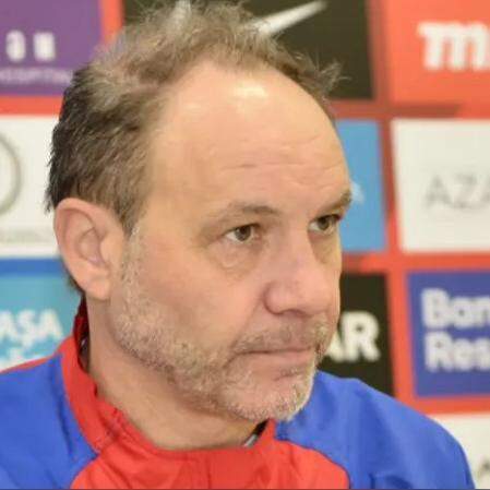 A seleção haitiana é comandada pelo francês Sebastien Migné, que já teve experiência com outras seleções, como Congo, Quênia e Guiné Equatorial