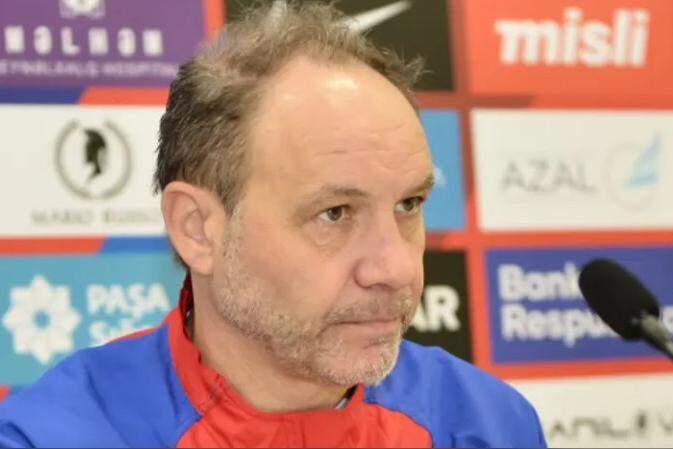 A seleção haitiana é comandada pelo francês Sebastien Migné, que já teve experiência com outras seleções, como Congo, Quênia e Guiné Equatorial