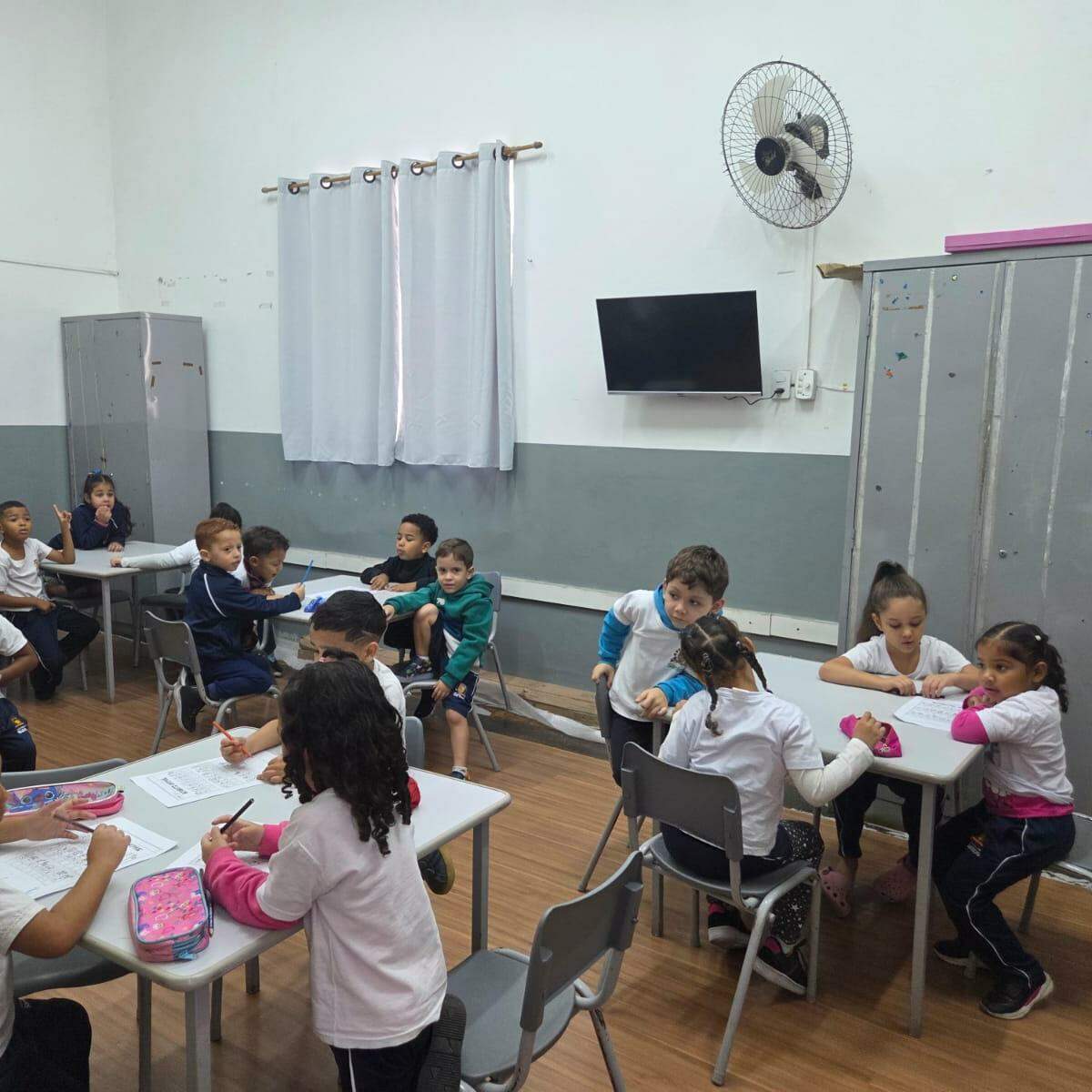 A escola dispõe de quatro salas de aula, sala de informática, brinquedoteca e parquinho