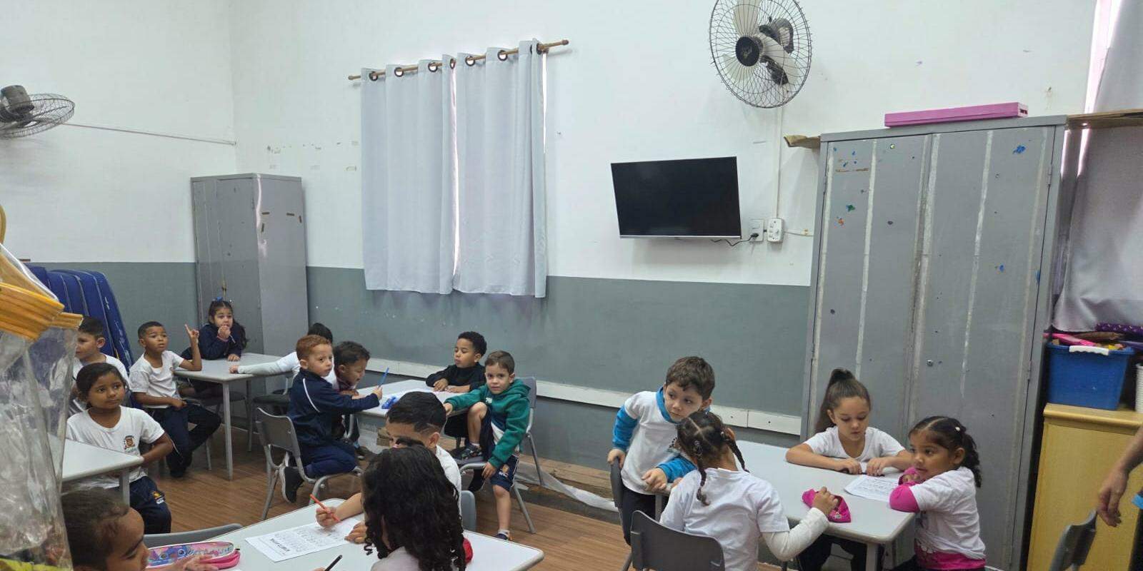 A escola dispõe de quatro salas de aula, sala de informática, brinquedoteca e parquinho