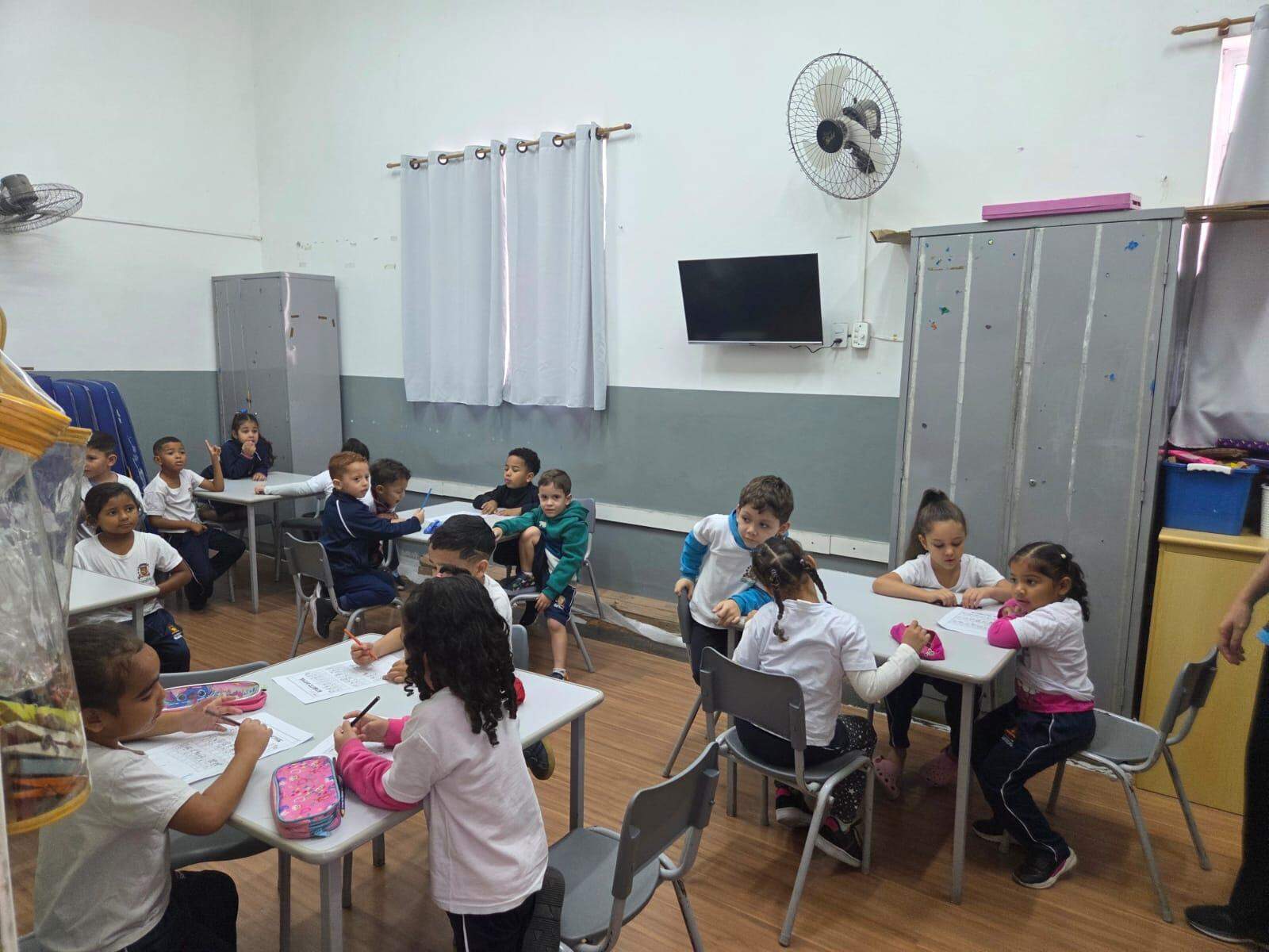 A escola dispõe de quatro salas de aula, sala de informática, brinquedoteca e parquinho