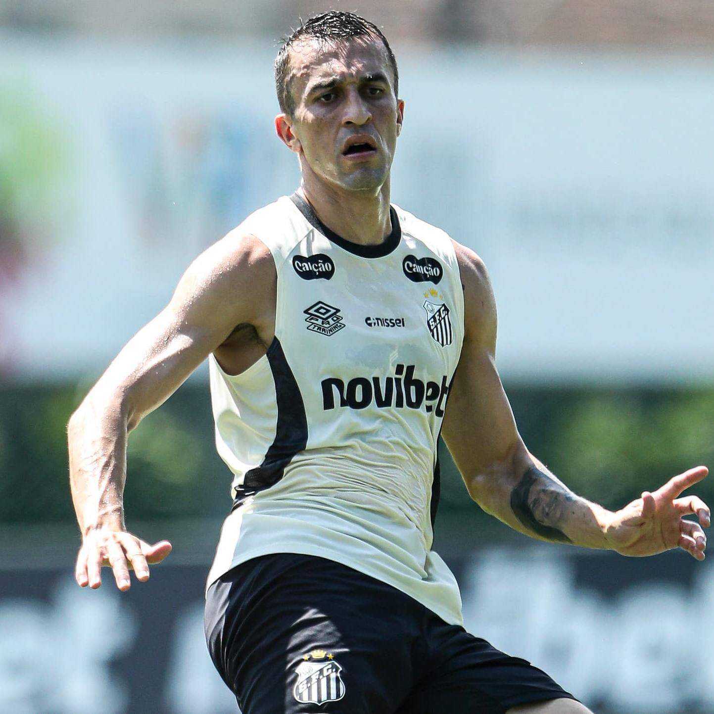 O volante João Schmidt sofreu a lesão no início do jogo contra o Coritiba, pela Copa do Brasil